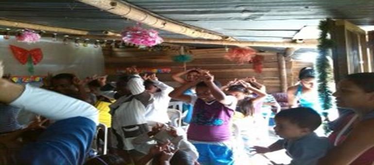 Reunión comunitaria en el asentamiento Renacer 2 de Julio
