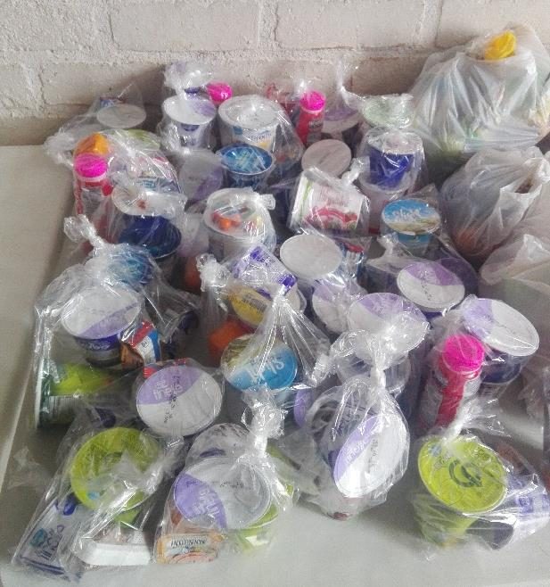 Bolsas con alimentos y refrigerios donados
