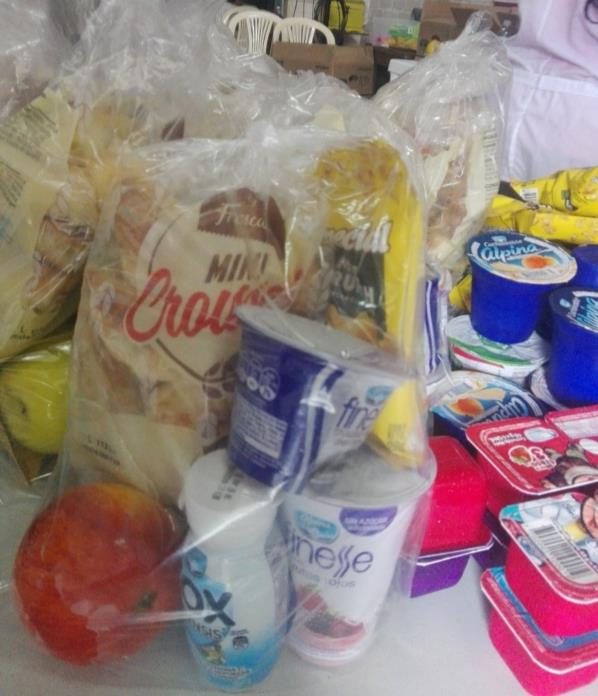 Mercado con frutas, lácteos y panadería