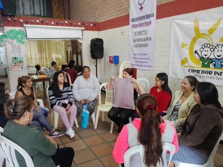 Mujeres del taller Biotéxtil reunidas en la sede