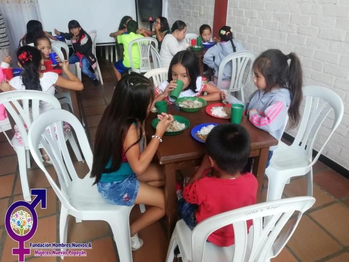 Niñas almorzando en el comedor infantil