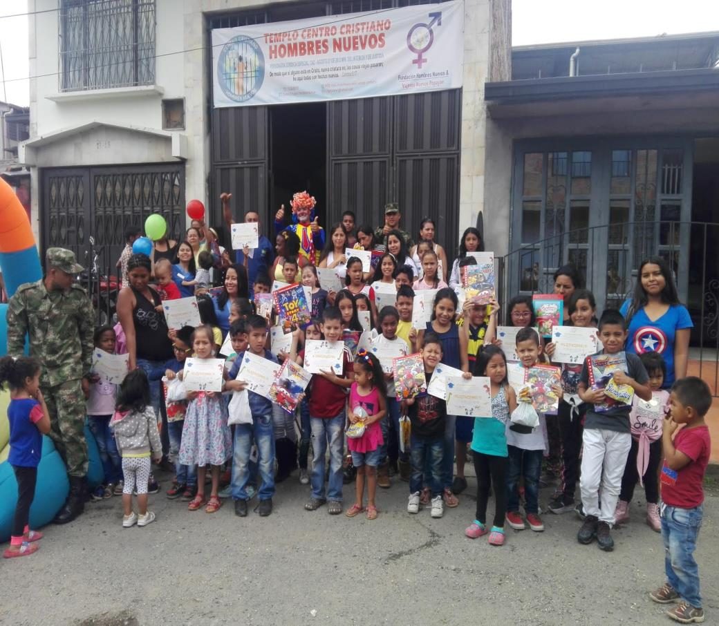 Niños y niñas celebrando con sus certificados en el comedor infantil