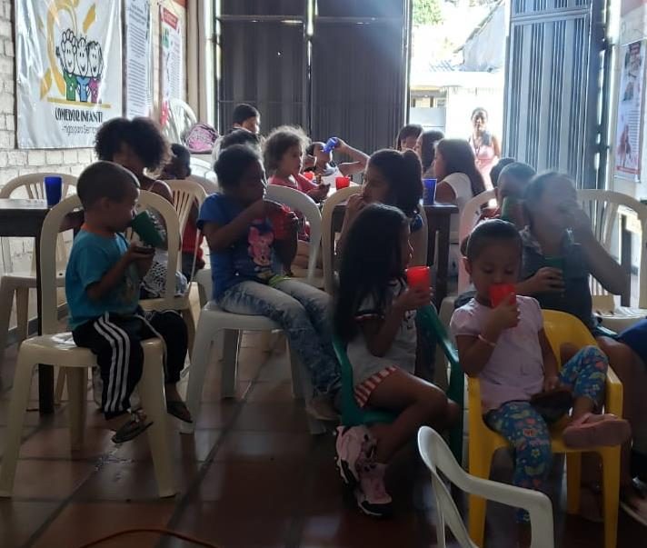 Grupo de niños y niñas en el comedor infantil Amigos para Siempre