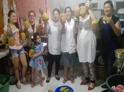 Equipo de voluntarias con piñas donadas