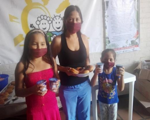 Niñas y una madre con refrigerios
