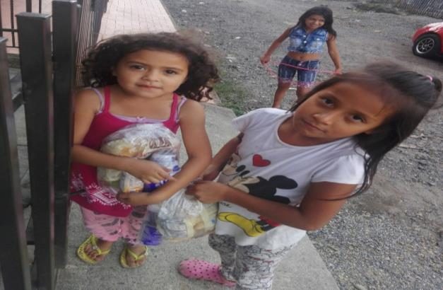 Dos niñas con alimentos recibidos