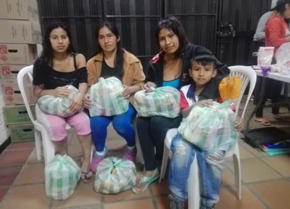 Madres y un niño con sus mercados