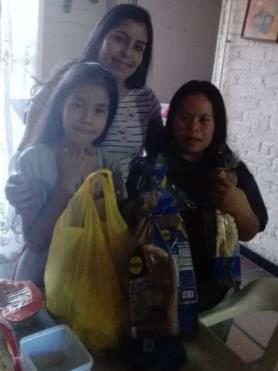 Mujeres recibiendo alimentos