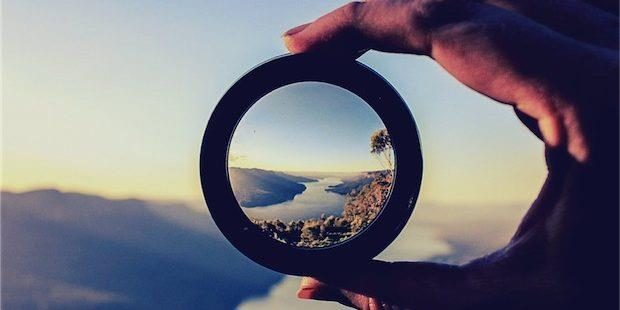 Un paisaje de montañas visto a través de un anillo, símbolo de la visión de la fundación